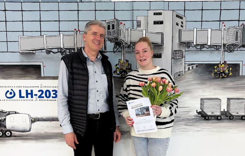 Sandra Reichenbacher, Geschäftsführerin der Südpfalz Therme (im Bild links) und ihre Stellvertreterin Christiane Human überreichen einen symbolischen Spendenscheck an Dieter Steigner, Vorstand der Lebenshilfe Südliche Weinstraße