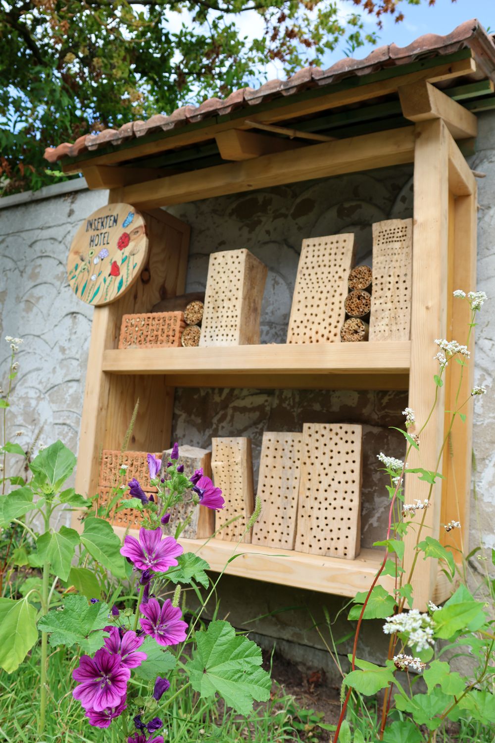 Insektenhotel und Blühinsel an der AWG in Offenbach