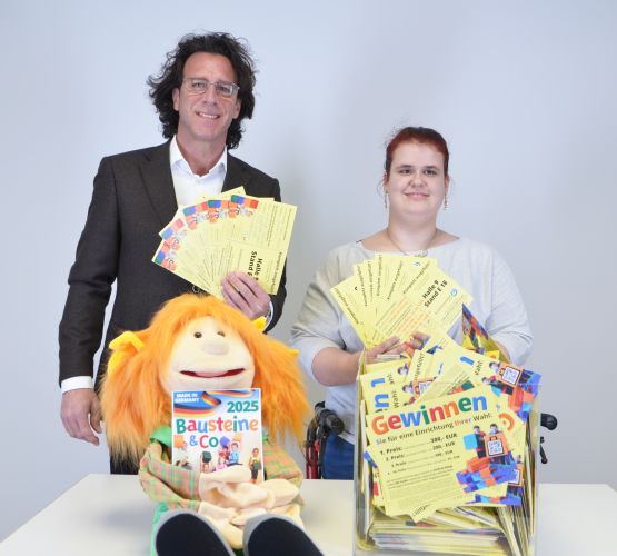 Sandra Reichenbacher, Geschäftsführerin der Südpfalz Therme (im Bild links) und ihre Stellvertreterin Christiane Human überreichen einen symbolischen Spendenscheck an Dieter Steigner, Vorstand der Lebenshilfe Südliche Weinstraße
