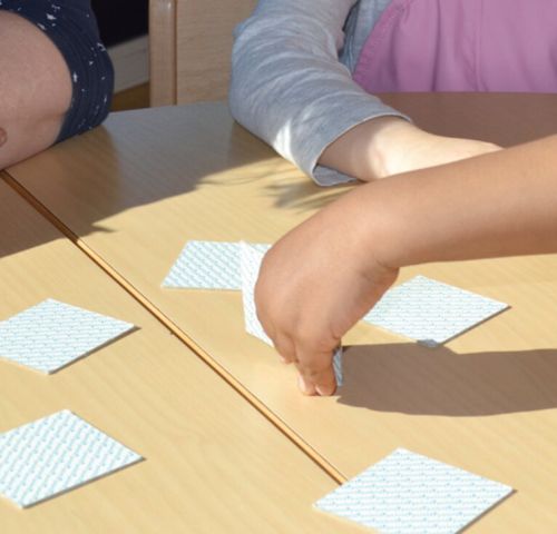 Spielerisch verbessern Kinder in der Kita Pusteblume ihre sprachlichen Fähigkeiten