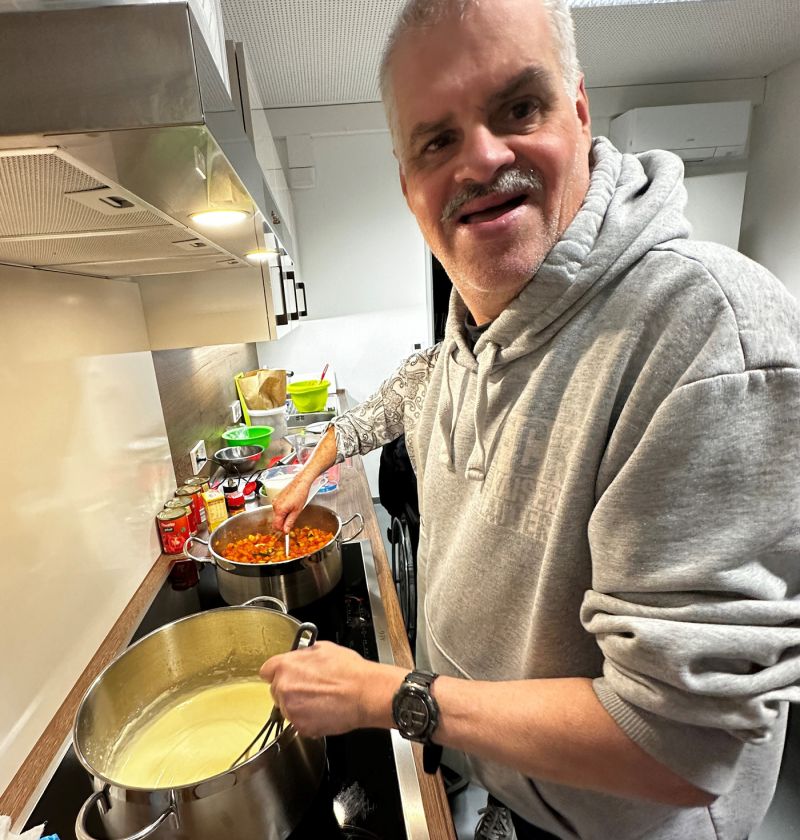 Winterliches Kochen und Backen: Alle Teilnehmer packen mit an
