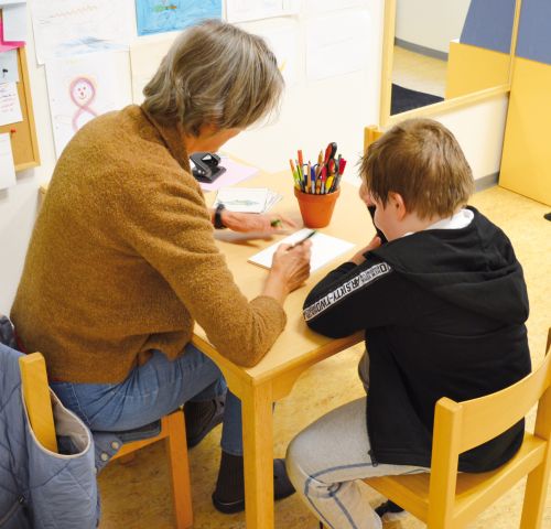 Therapeutin und Kind in der Kita Pusteblume in Bad Bergzabern