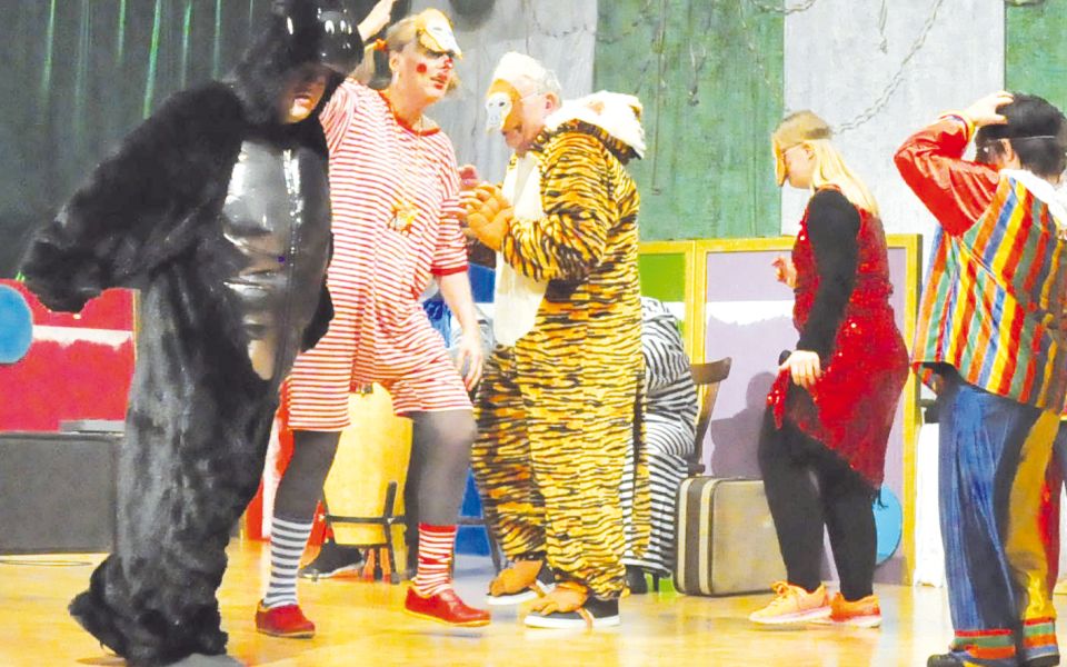 Verkleidete Bewohner bei einer Faschingsparty der Konrad-Lerch-Wohnheime