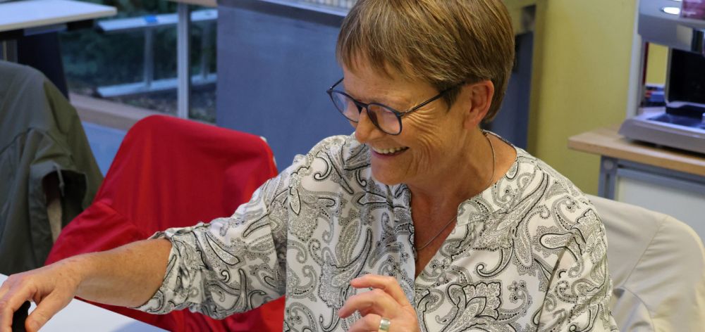 Kursleiterin Meggy Minges-Braun, ihre Kollegin Sabine Neu und die Teilnehmer haben viel Spaß