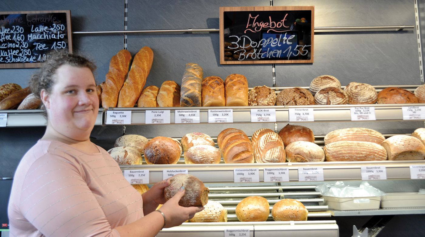 Verkäuferin im Back-Shop im CAP-Markt in Herxheim