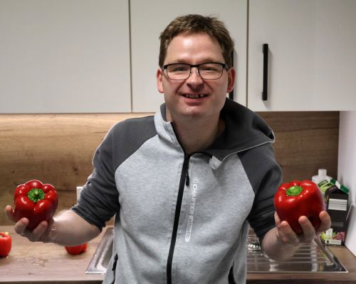 Mark Laufer präsentiert die gewaschenen Paprika