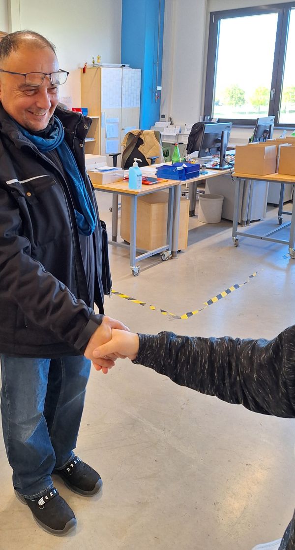 Begrüßung per Handschlag: Der persönliche Austausch mit Südpfalzwerkstatt-Mitarbeitern ist den Besuchern wichtig