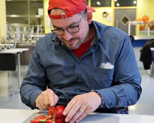 Sascha Pilsel schneidet Paprika in gleichmäßige Stücke