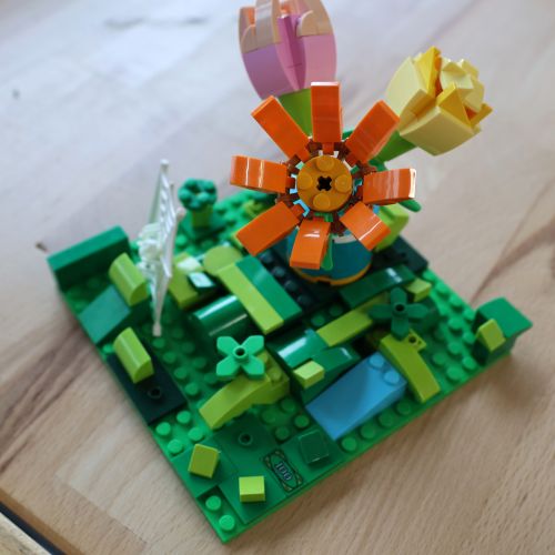 Kreativ-Projekt: Blumen aus Klemmbausteinen als Schreibtisch-Deko
