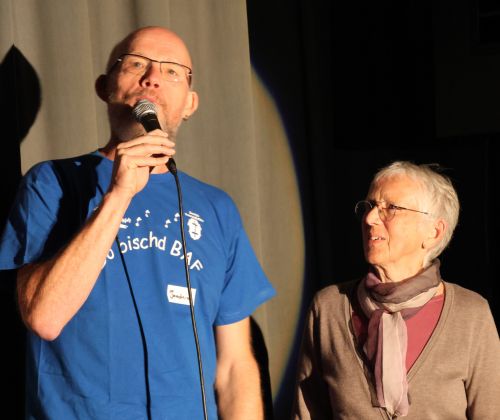 Der Moderator dankt "Hausherrin" Christa Müller vom Leben und Kultur e.V.