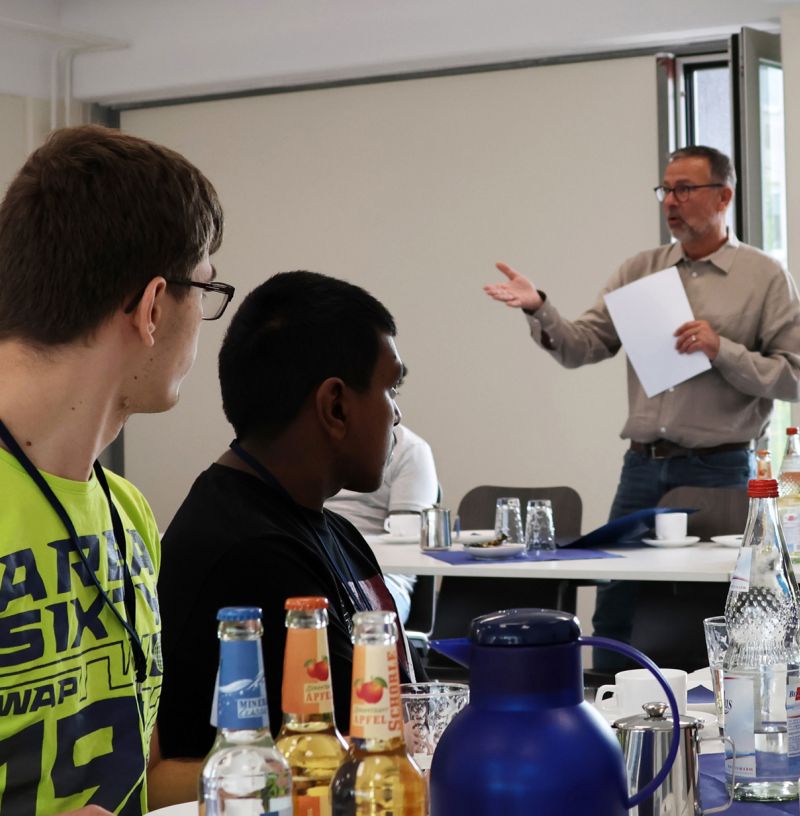 Christof Müller, Fachbereichsleitung Rehabilitation, begrüßt die Neuzugänge im Berufsbildungsbereich
