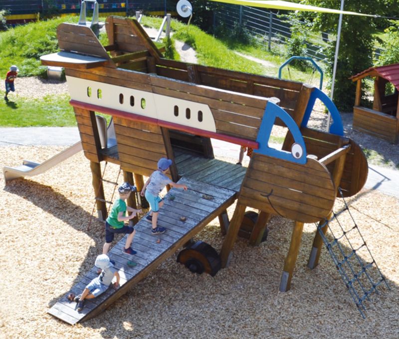 Kinder spielen auf dem Außengelände der Kita Pusteblume in Bad Bergzabern