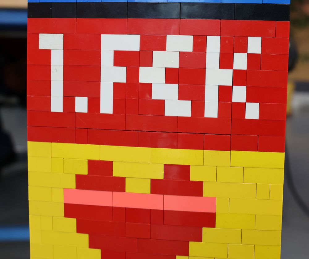 Schriftzug des 1. FC Kaiserslautern auf einer Säule im Werk Offenbach 2