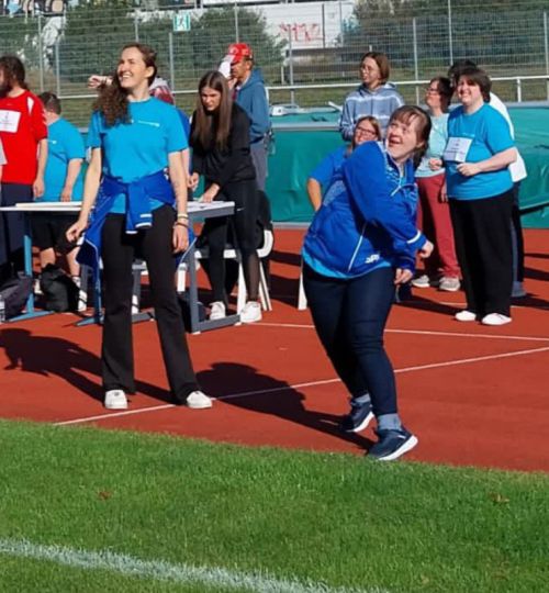 Südpfalzwerkstatt-Mitarbeiterin Esther Terechow beim Ballweitwurf