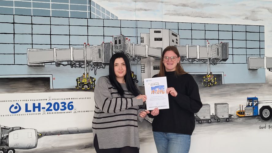Sandra Reichenbacher, Geschäftsführerin der Südpfalz Therme (im Bild links) und ihre Stellvertreterin Christiane Human überreichen einen symbolischen Spendenscheck an Dieter Steigner, Vorstand der Lebenshilfe Südliche Weinstraße