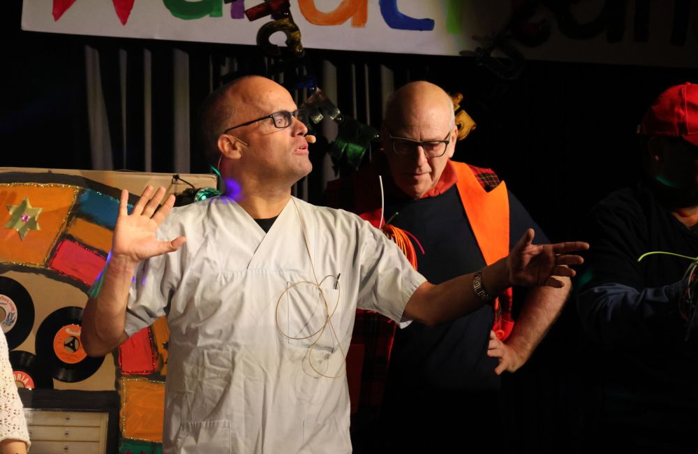 Gesang spielt im Stück "Der verrückte Kneipenabend" eine wichtige Rolle
