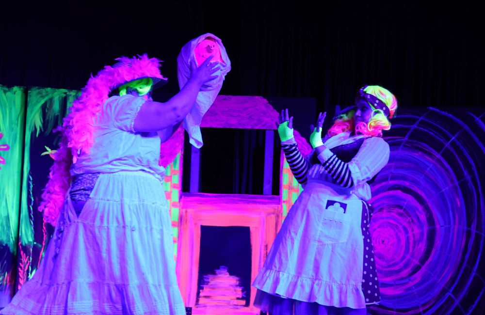 Szene aus dem Schattentheaterstück "Im Wunderland"