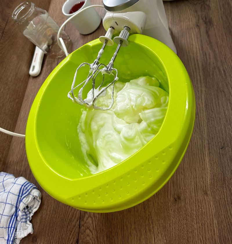 Während die Lasagne im Ofen gart, wird das Dessert vorbereitet