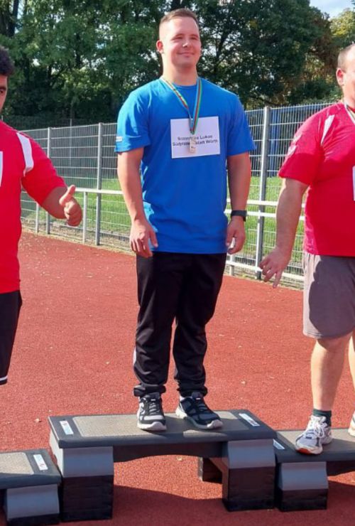 Läufer Lukas Szczendzina auf dem Siegerpodest mit seiner Goldmedaille