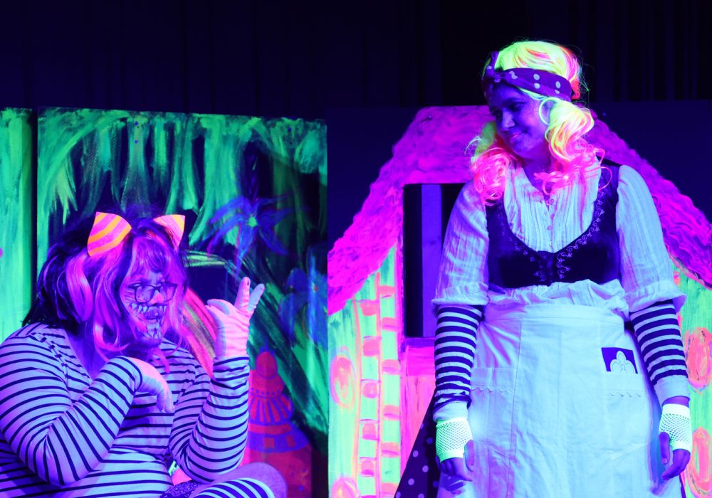 Im Wunderland begegnet Alice der Grinsekatze