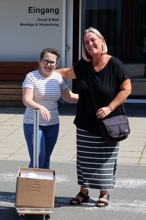 Raisa Knaus, Stellvertreterin der Frauen-Beauftragten der Südpfalzwerkstatt, verteilt zusammen mit Assistentin Cornelia Haag die Broschüren persönlich in allen Werken