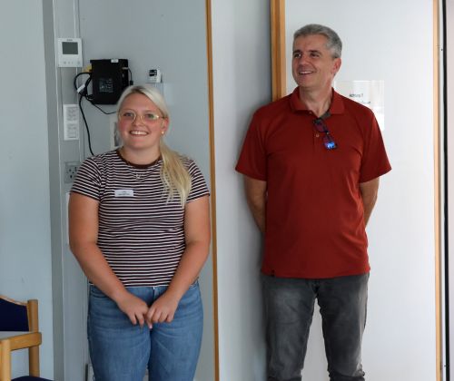 Azubi Lilly Baumgärtner und Martin Heger, Geschäftsbereichsleitung Arbeit