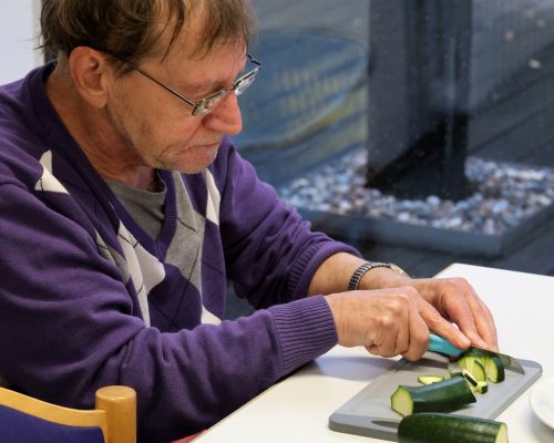 Alfred Becker zerkleinert Zucchini