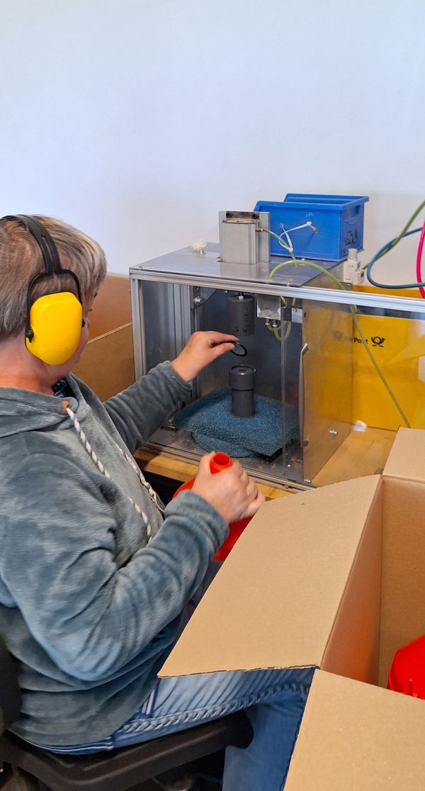 Eine Mitarbeiterin der Südpfalzwerkstatt bei ihrer Arbeit im Werk Offenbach 3