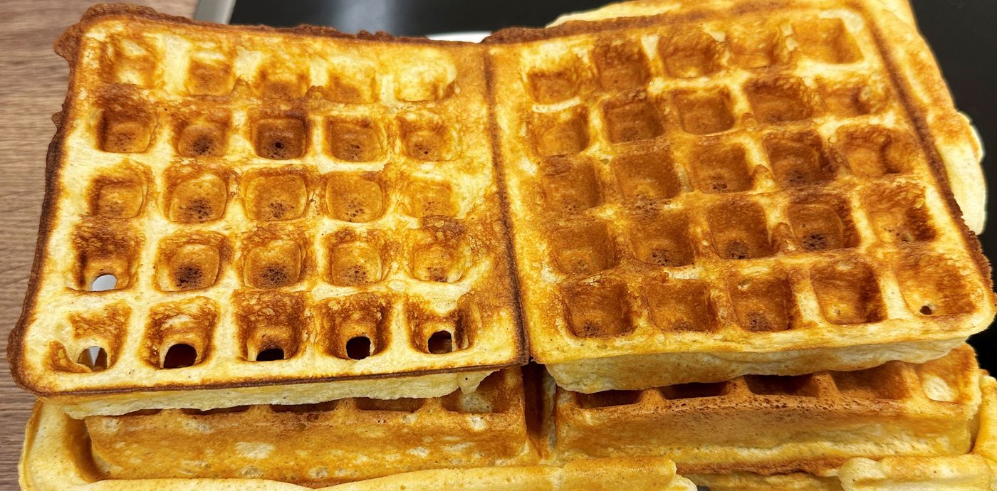 Zum Nachtisch genießen die Kursteilnehmer belgische Waffeln, Pflaumenkompott und Sahne
