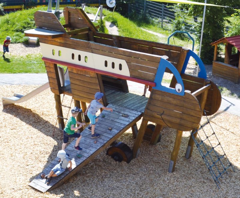 Kinder spielen auf dem Außengelände der Kita Pusteblume