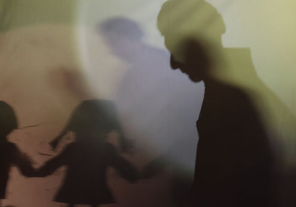 Theaterstück: Der Fischer sorgt sich um von Krieg und Kälte gepeinigte Kinder