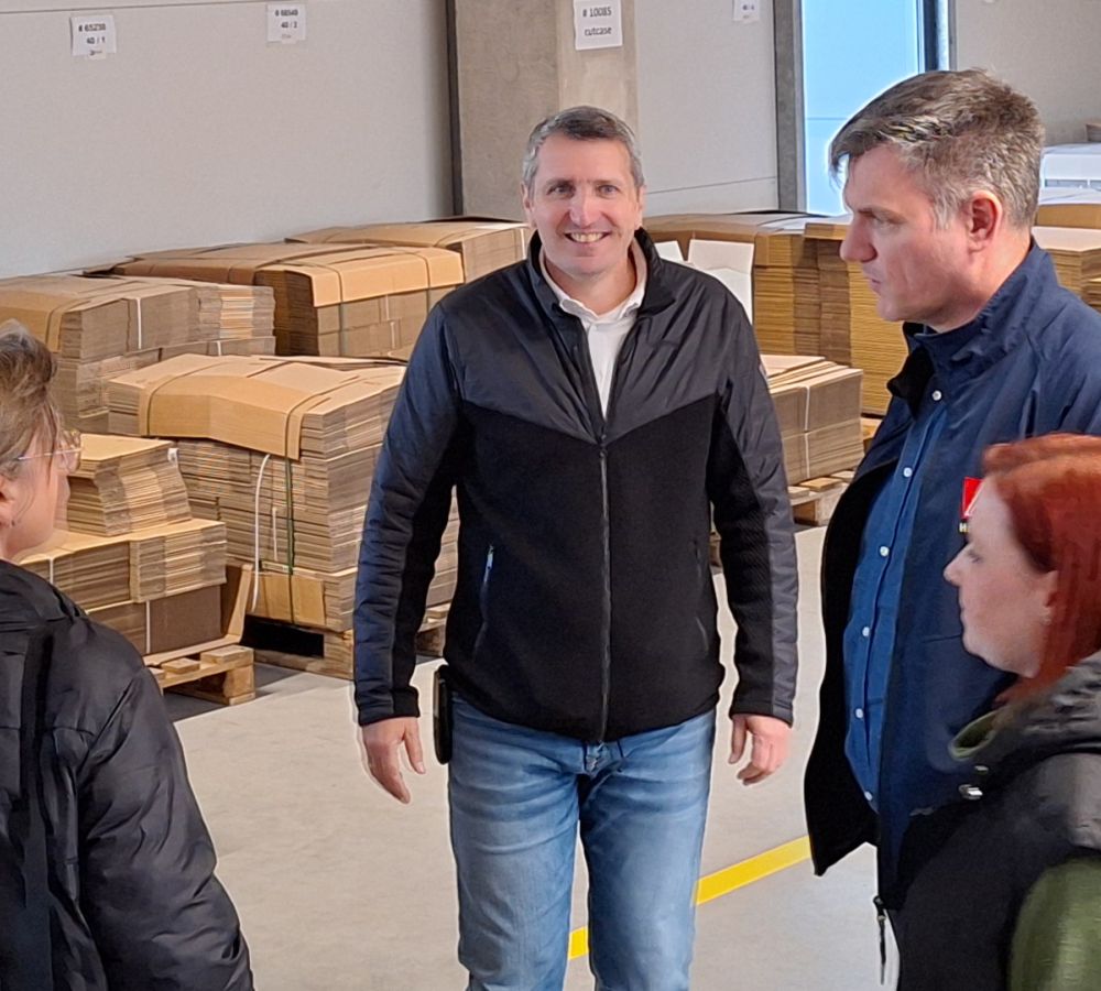 Thomas Frey, Bereichsleitung Dienstleistungen/Eigenprodukte, führt die Besucher von Mercedes durch das Werk Offenbach 3 der Südpfalzwerkstatt