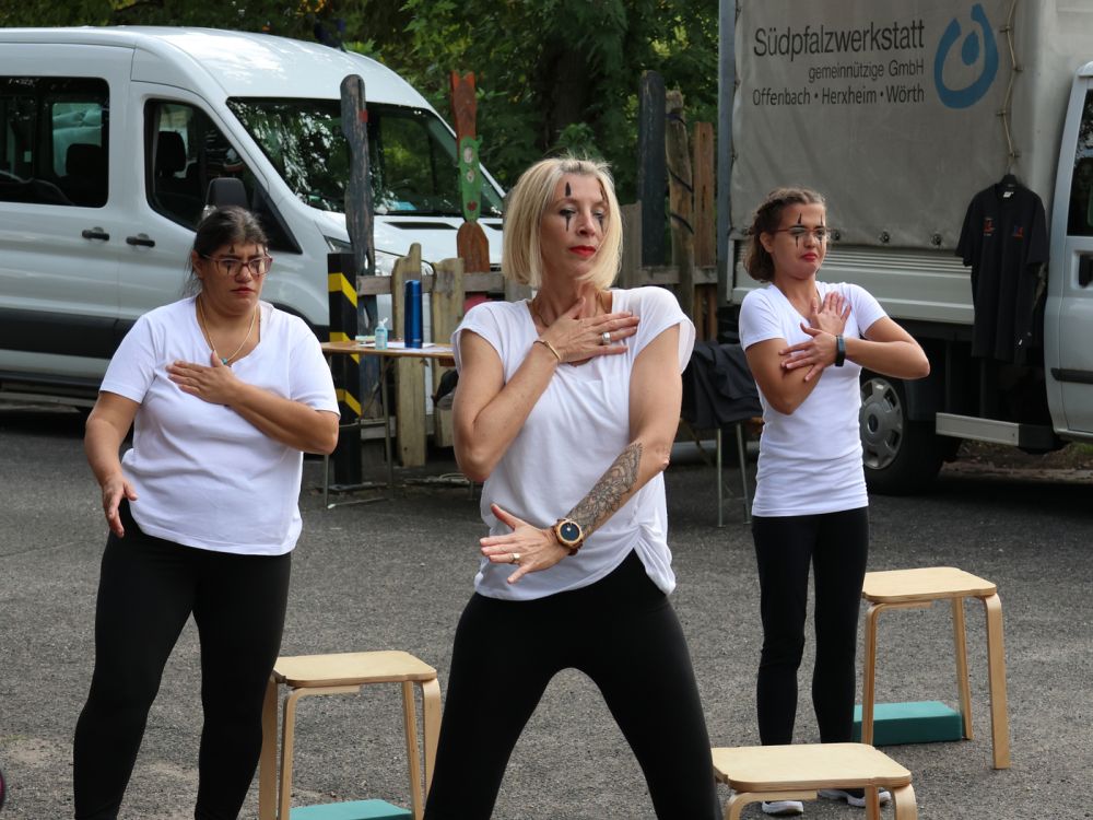 Tanzgruppe "Working Dancers" aus der Südpfalzwerkstatt Offenbach beim Theaterfestival
