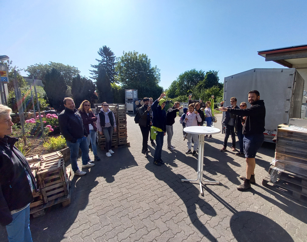 Besucher aus der Südpfalzwerkstatt bei alkoholfreier Verkostung im Weingut Alber Glas in Essingen