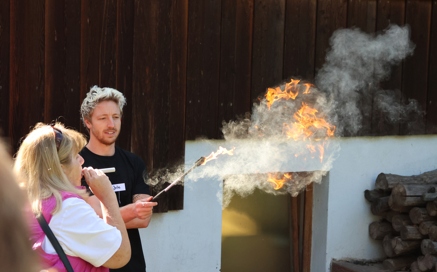 Theaterfestival: Beim Feuerspucken sind Präzision und Vorsicht wichtig