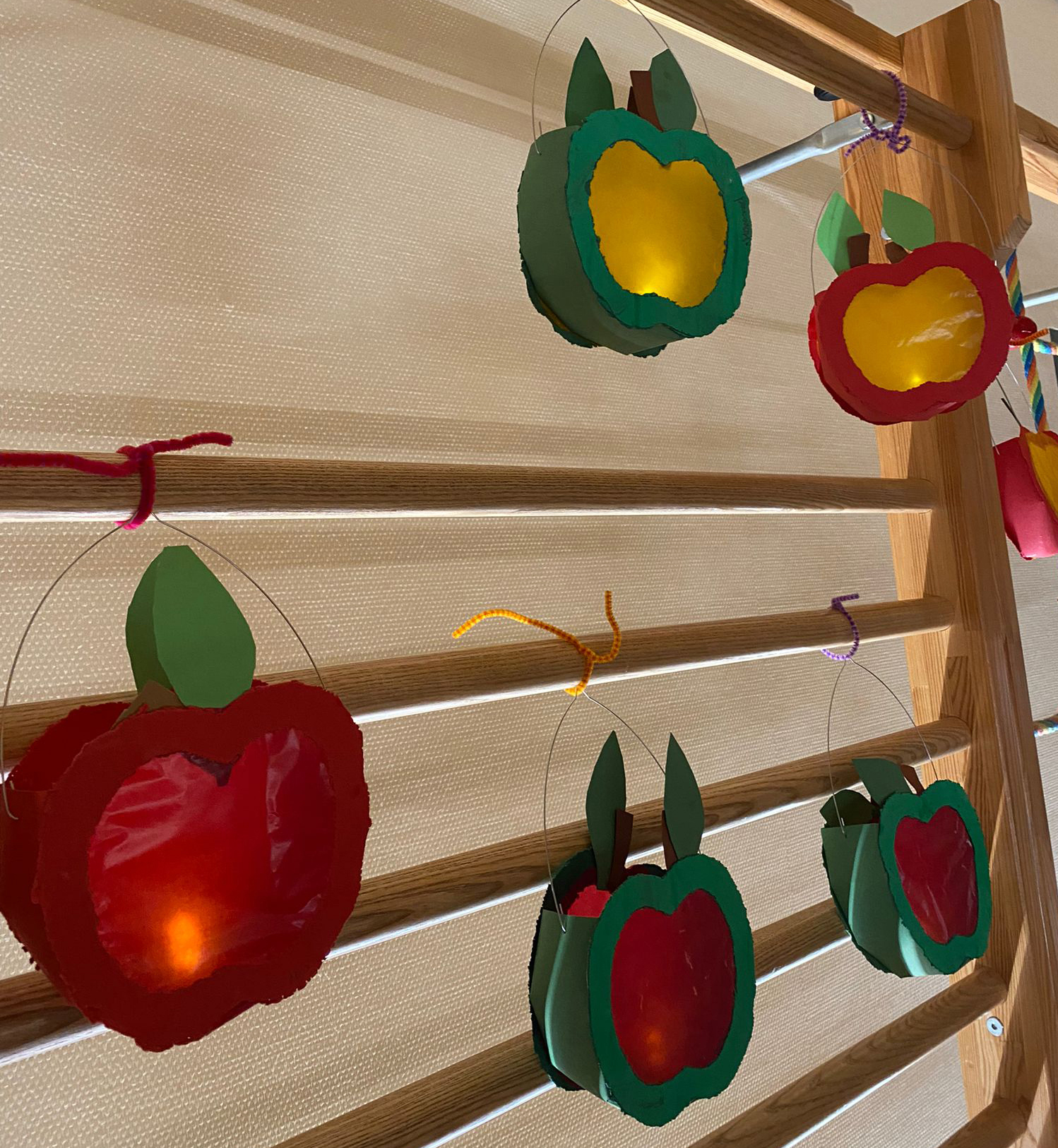 Laternen mit Apfel-Motiven in der Turnhalle der Kita "Pusteblume" in Bad Bergzabern