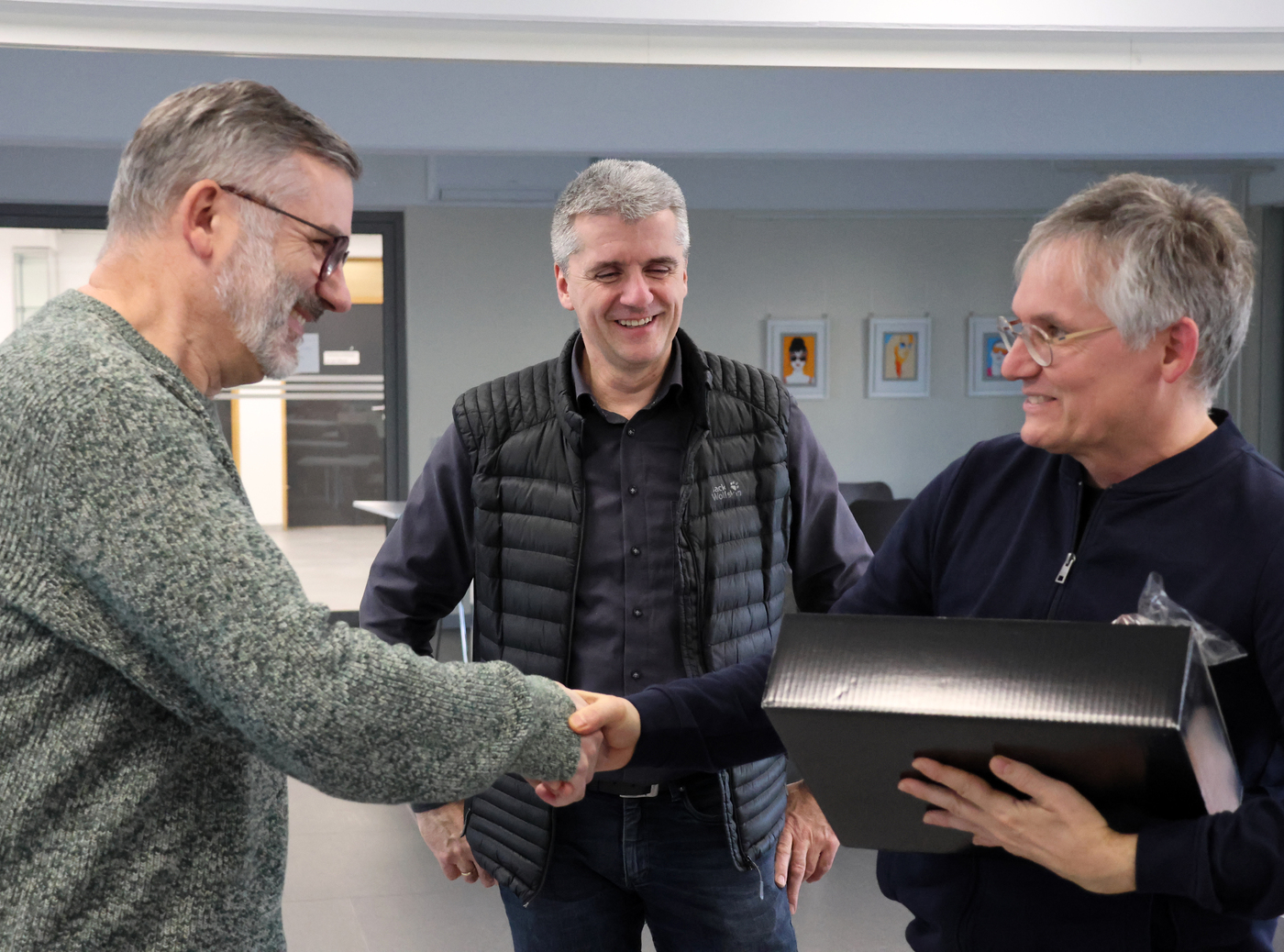 Rainer Mandel (im Bild rechts) und Martin Heger (Bildmitte) gratulieren Michael Hiegle