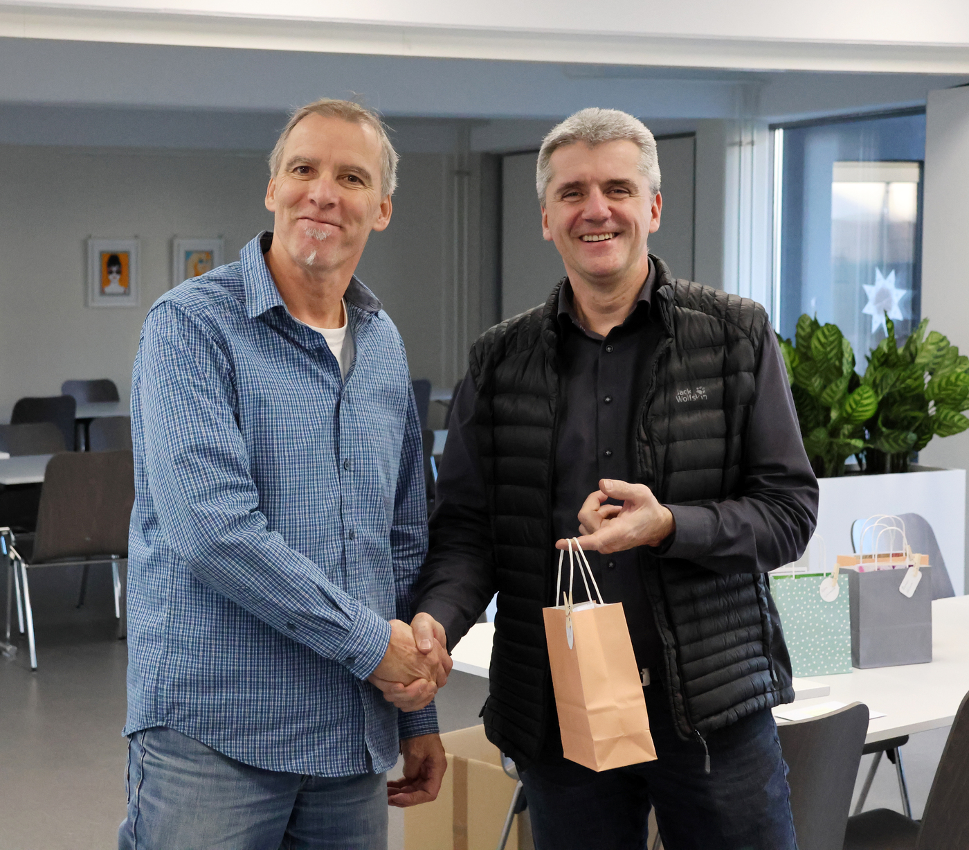 Martin Heger (im Bild rechts) ehrt Gerhard Klein