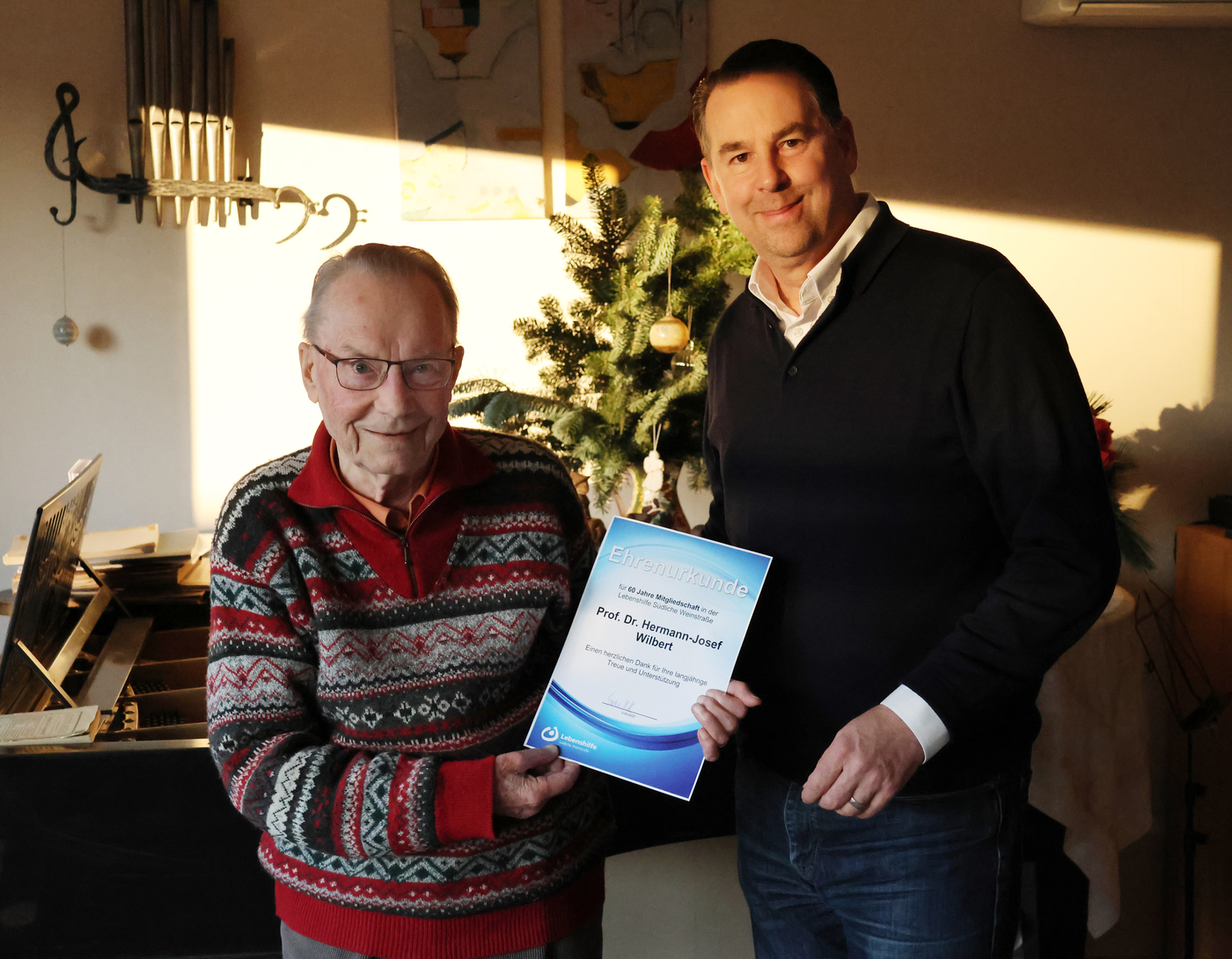 Dieter von Bomhard, Sprecher des Aufsichtsrats (im Bild rechts) würdigt den Ehrenvsitzenden Prof. Dr. Hermann-Josef Wilbert