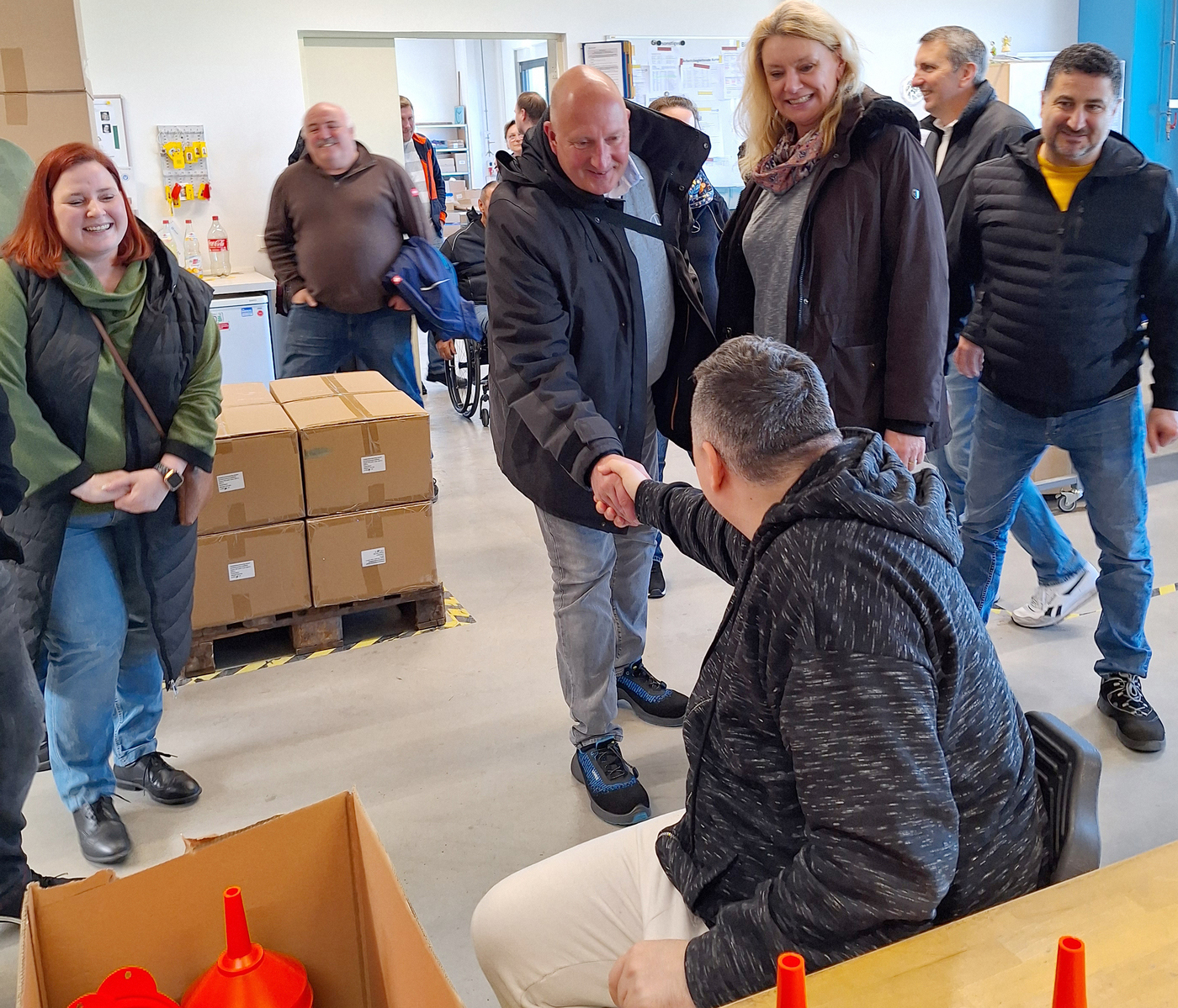 Die Besucher von Mercedes-Werken aus ganz Deutschland kommen in der Südpfalzwerkstatt mit Mitarbeitern ins Gespräch