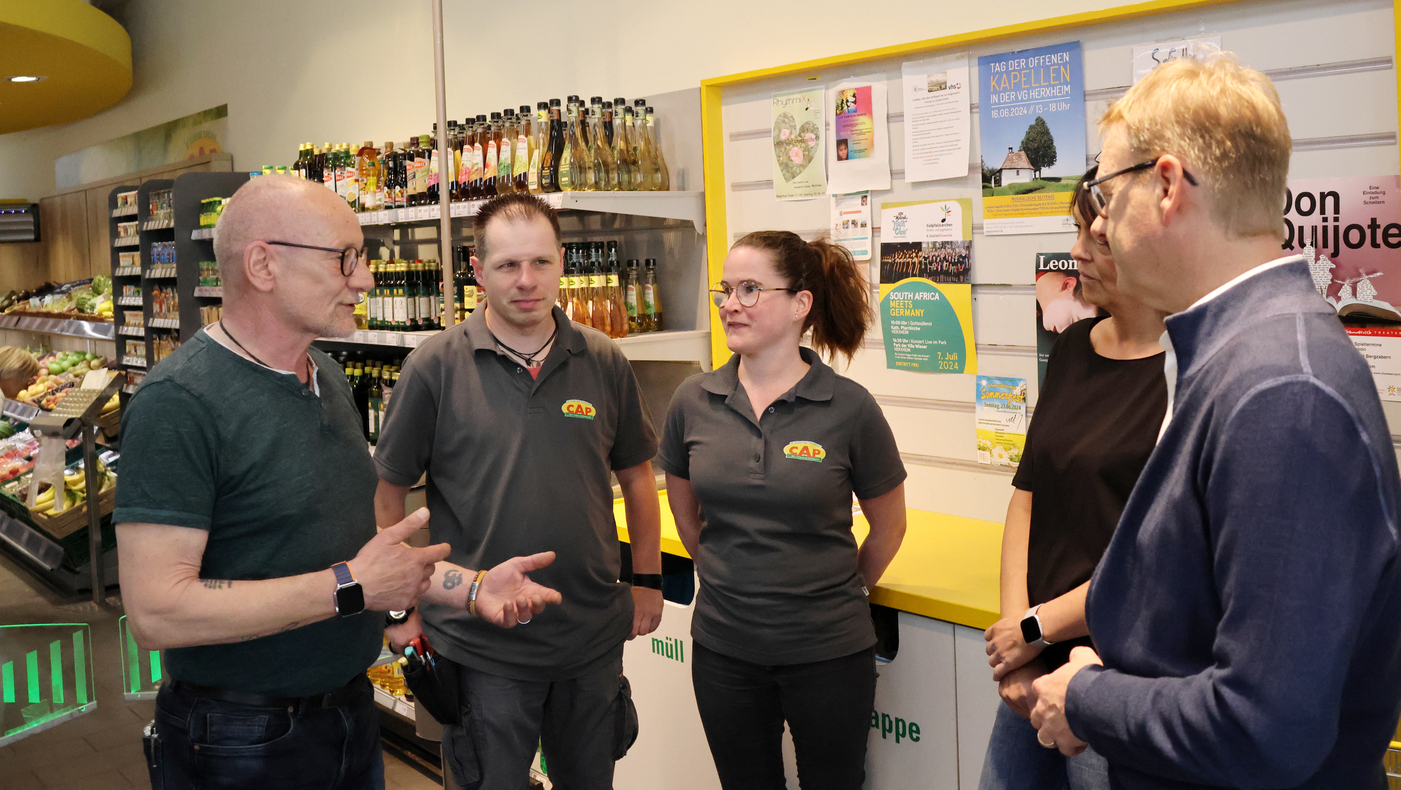 Gespräch im CAP-Markt beim Besuch des Bundestagsabgeordneten Dr. Thomas Gebart