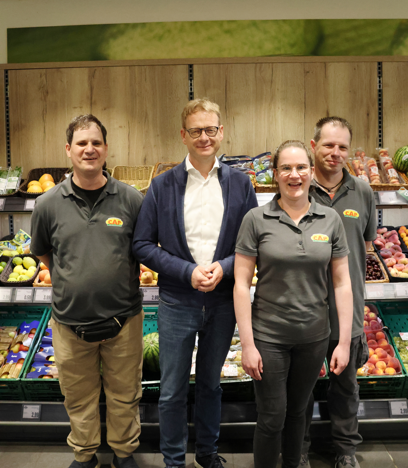 Dr. Thomas Gebhart (2. von links) ist sehr froh, dass es Inklusionsunternehmen wie den CAP-Markt in Herxheim gibt