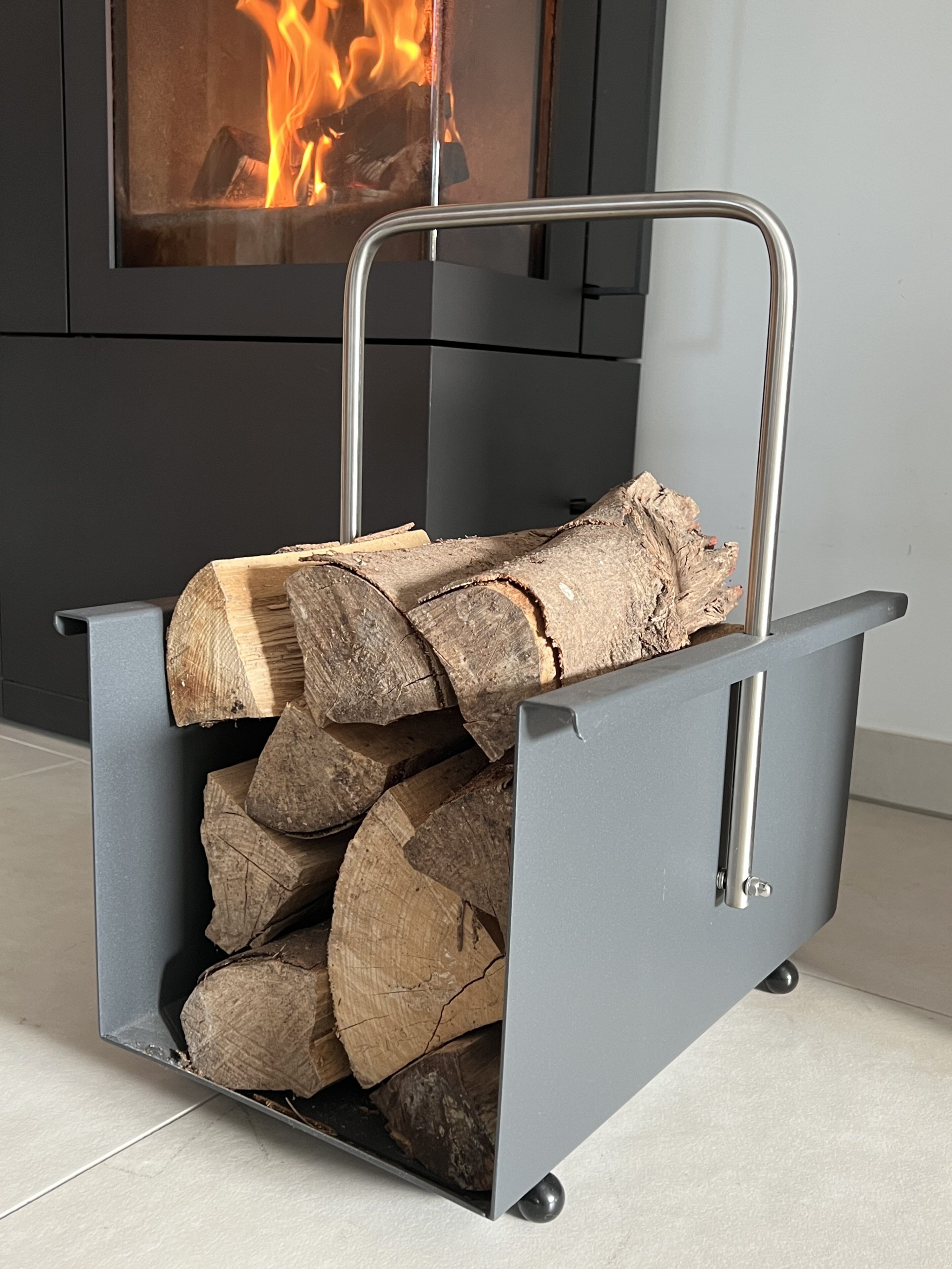 Feuerholzkorb mit Edelstahlgriff