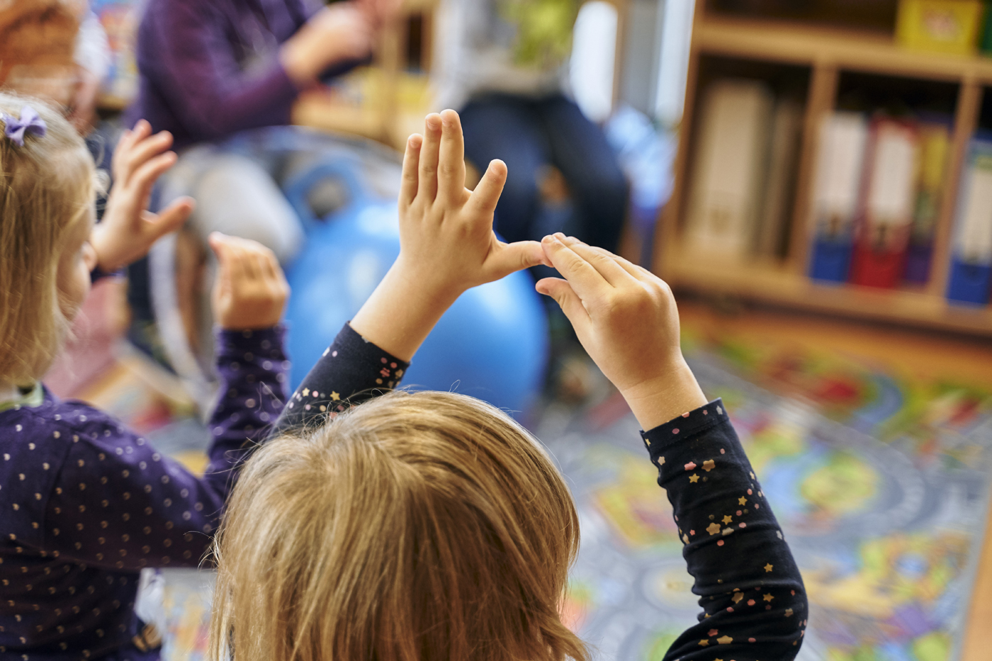 Kinder im Stuhlkreis setzen Gesten ein