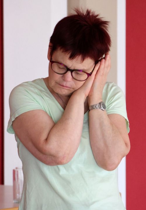 Eine Teilnehmerin am Tanz-Workshop nimmt eine schlafende Pose ein