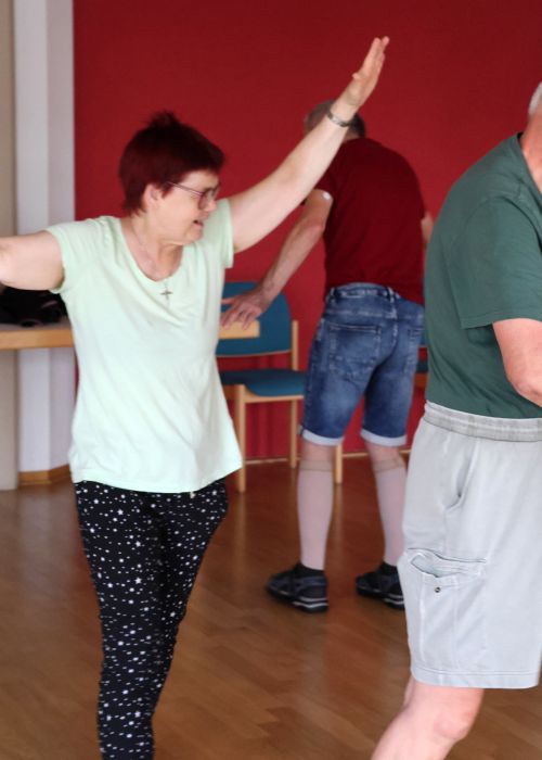 Teilnehmer beim Tanz-Workshop haben Freude an der gemeinsamen Bewegung