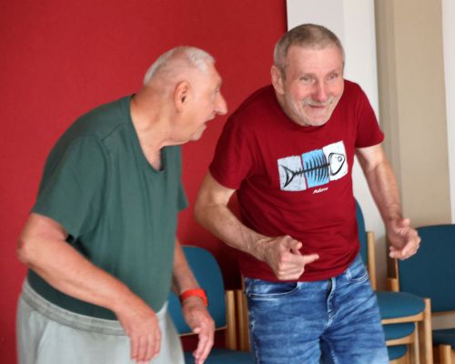 Mit dem "Körperteil-Blues" wärmen sich die Teilnehmer des Tanz-Workshops auf