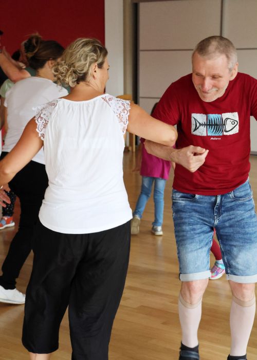 Beim Tanz-Workshop begegnen sich verschiedene Generationen